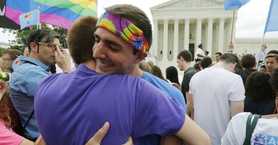 26.jun.2015 - Ativistas pelos direitos dos homossexuais comemoram a decisão histórica da Suprema Corte dos EUA, que derrubou vetos estaduais ao casamento gay, legalizando a prática para o todo o território americano
