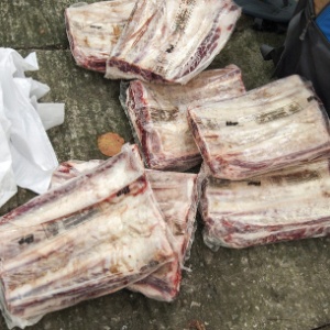 Peças de carne congeladas procedentes dos EUA desempacotadas em plena rua, com um calor de 32ºC em Sheung Shui, em Hong Kong. A carne congelada dos EUA está proibida na China e o tráfico ilegal do produto vem através de Hong Kong