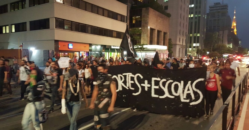 15.dez.2015 - Estudantes fazem novo protesto em frente ao Masp, na avenida Paulista, região central de São Paulo. Eles pedem melhorias na educação e a suspensão definitiva da reorganização escolar