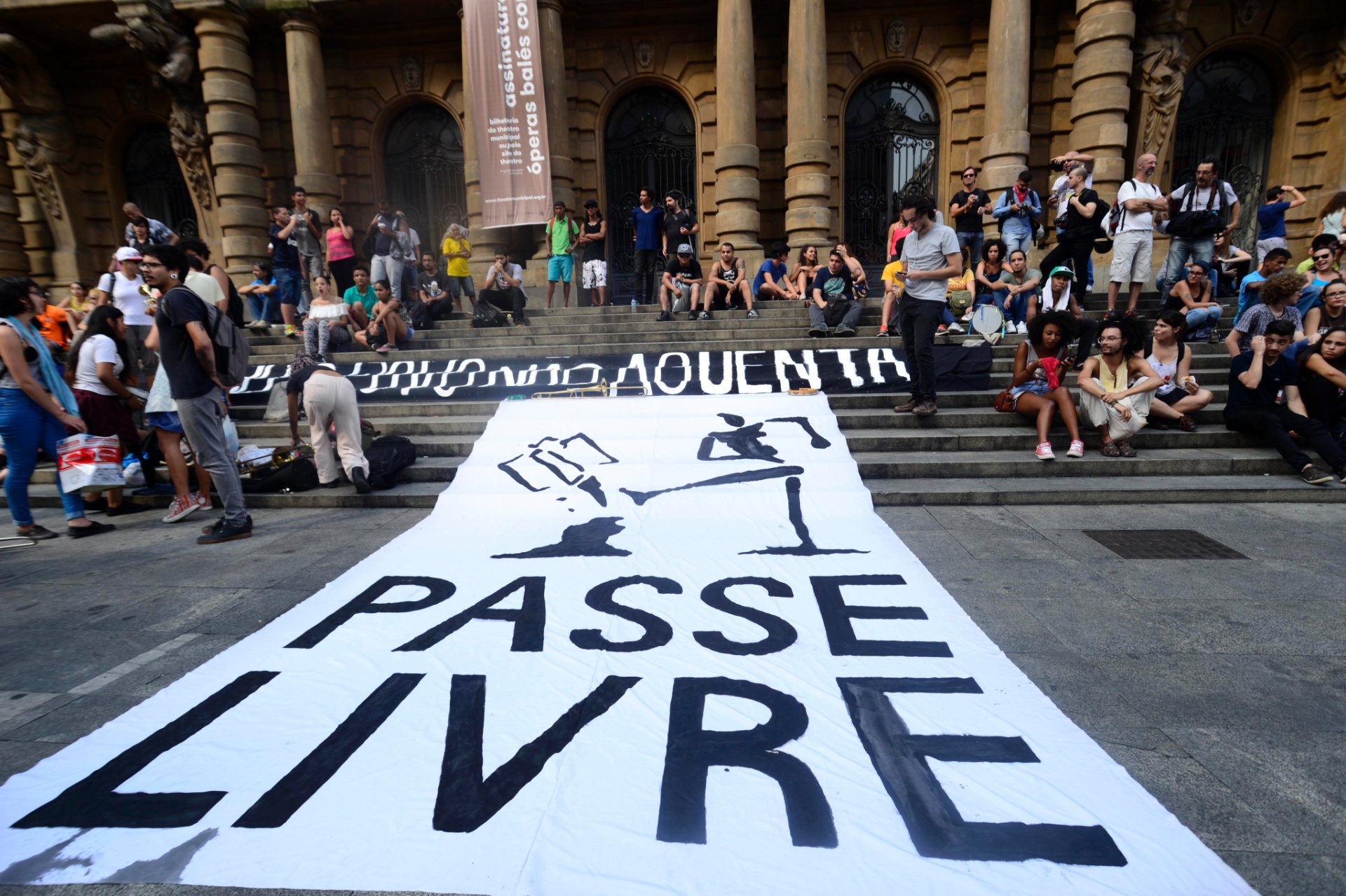 8.jan.2016 - Manifestantes estendem faixa onde se lê "Passe Livre" durante concentração em frente ao Teatro Municipal, no centro de São Paulo, durante a tarde, para ato contra o aumento do valor da tarifa do transporte público na cidade. A partir de sábado (9), a passagem, que custa R$ 3,50, vai para R$ 3,80 - Cris Faga/Fox Press Photo/Estadão Conteúdo