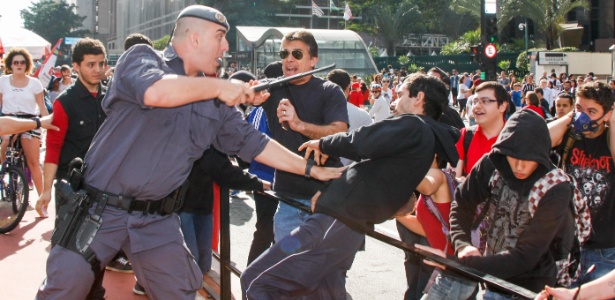 Policial militar reprime manifestante contrário ao deputado federal Jair Bolsonaro (PSC-RJ) na avenida Paulista, em São Paulo - Marco Ambrosio - 3.jul.2016/Framephoto/Estadão Conteúdo