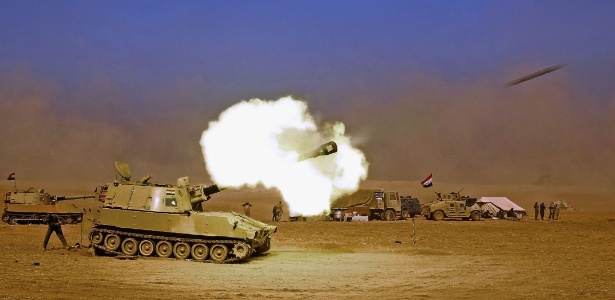 Tanque iraquiano dispara contra a vila de Tall al-Tibah, a 30 km de Mossul - Ahmad Al Rubaye/AFP