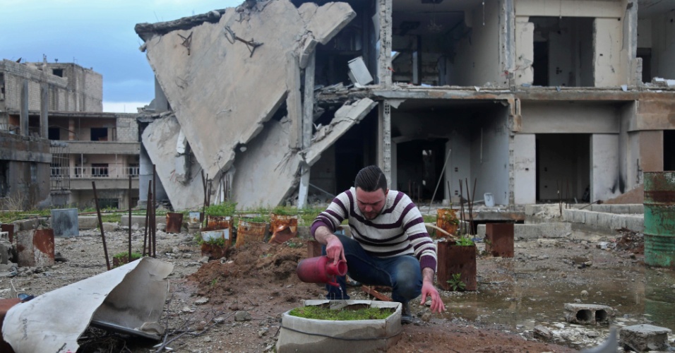 Mohamed Ataya, 31, conhecido como Abu Maher, planta na laje de um prédio danificado pela guerra na cidade de Arbin.