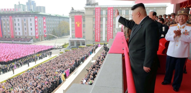 Líder norte-coreano Kim Jong-Un em parada militar de Pyongyang - AFP