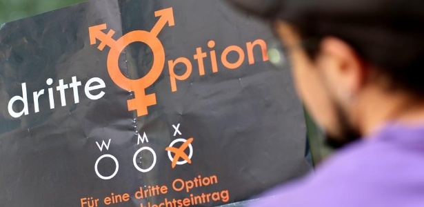Cartaz com os dizeres "por uma terceira opção no registro de gênero" - picture-alliance/dpa/J. Woitas	