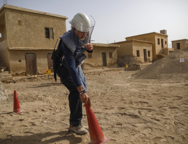 Funcionários da Halo Trust procuram por minas terrestres em Qasr al-Yahud - Corinna Kern/The New York Times