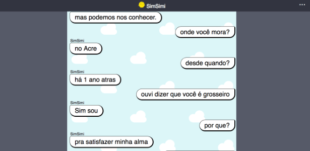 Rapaz sério, falando com seus dois pais durante o jogo no celular