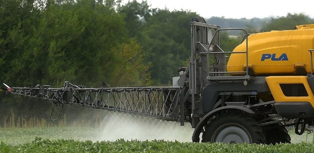 Herbicidas contendo glifosato são muito usados na agricultura - AFP