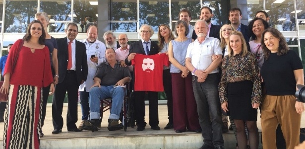 Com Adolfo Esquivel ao centro (com a camiseta de Lula), juristas e grupo de militantes foram ao STF para pedir que a Corte julgue as ADCs sobre prisão em segunda instância