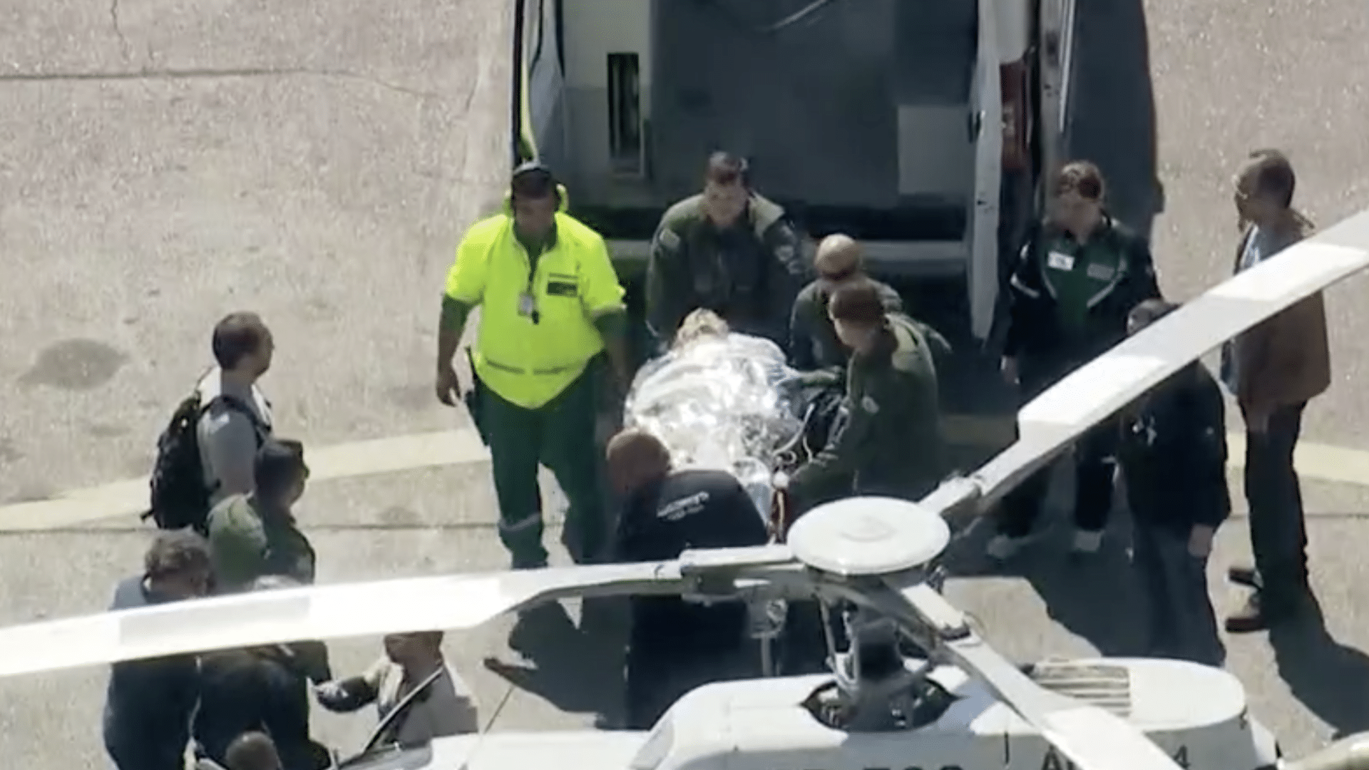 7.set.2018 - Jair Bolsonaro é transferido de avião para helicóptero da Polícia Militar no Aeroporto de Congonhas, em São Paulo. Ele segue para o Hospital Albert Einstein, no Morumbi, zona sul de São Paulo - Reprodução/Globo News