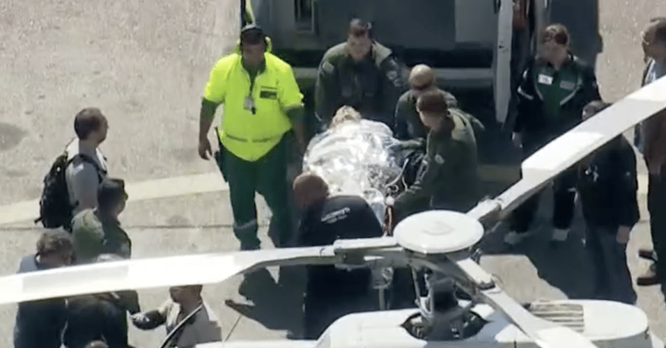 7.set.2018 - Jair Bolsonaro é transferido de avião para helicóptero da Polícia Militar no Aeroporto de Congonhas, em São Paulo. Ele segue para o Hospital Albert Einstein, no Morumbi, zona sul de São Paulo