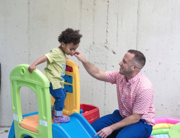 Nathan Levitt com seu bebê, Zo, na casa deles em Nova York - Annie Tritt/The New York Times