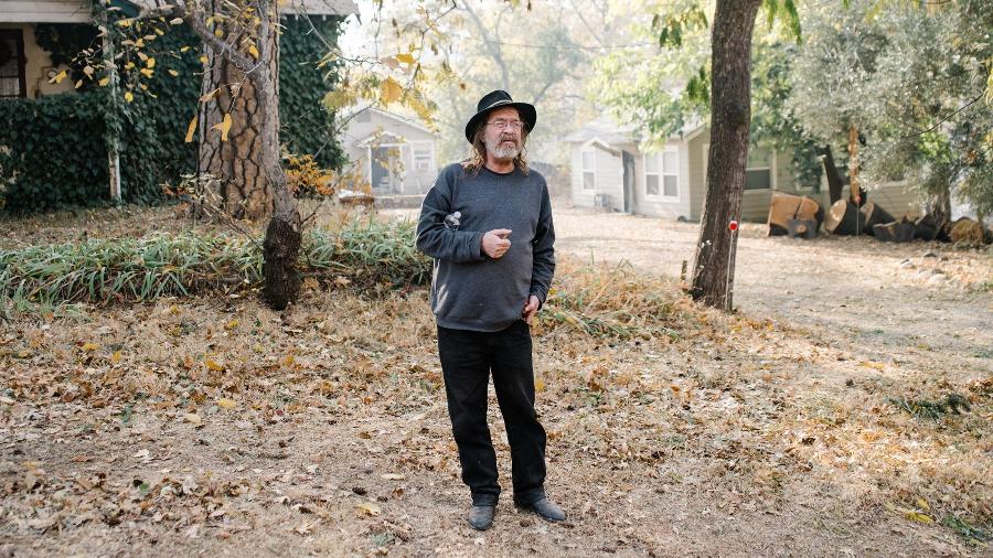 Kevin Jeys, de 62 anos, ficou em casa, em Paradise, na Califórnia, durante incêndio que acabou com a cidade - Jason Henry/The New York Times