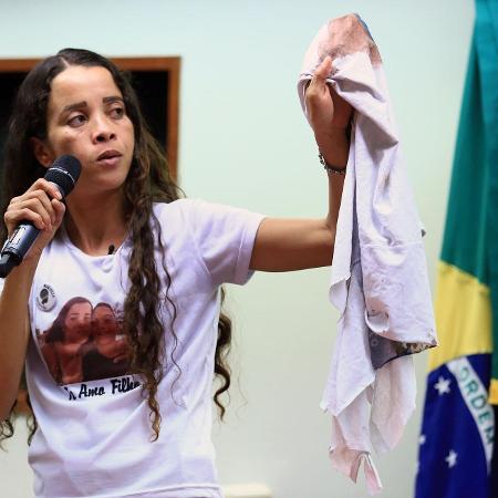 Bruna da Silva passou dias levando a camisa do uniforme escolar do filho para protestos e atos no Rio de Janeiro - Agência Câmara