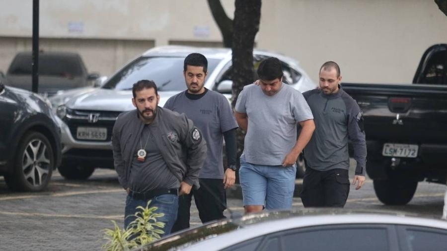 Bruno Cancella é preso durante operação contra envolvidos com exploração imobiliária clandestina na Muzema - Fabiano Rocha/Agência O Globo