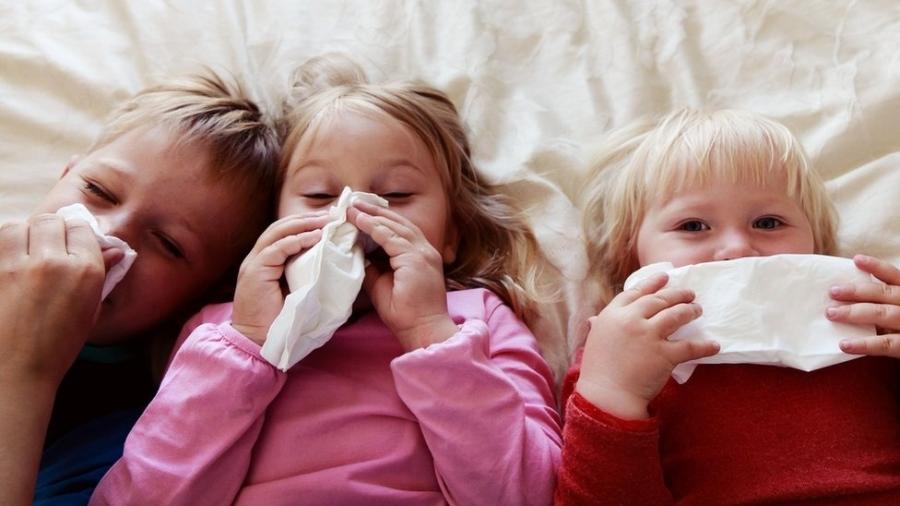 É importante que as crianças aprendam a assoar o nariz para limpar as vias aéreas - Getty Images