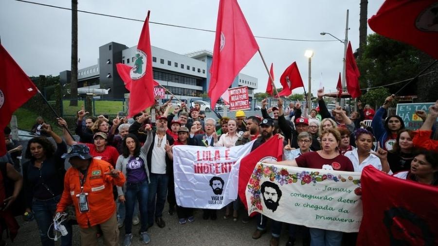 Manifestantes pró-Lula em frente a prédio da Polícia Federal em Curitiba; enquanto STF julgava pauta relacionada ao caso do ex-presidente, petistas demonstravam certa cautela - Rodolfo Buhrer/Reuters