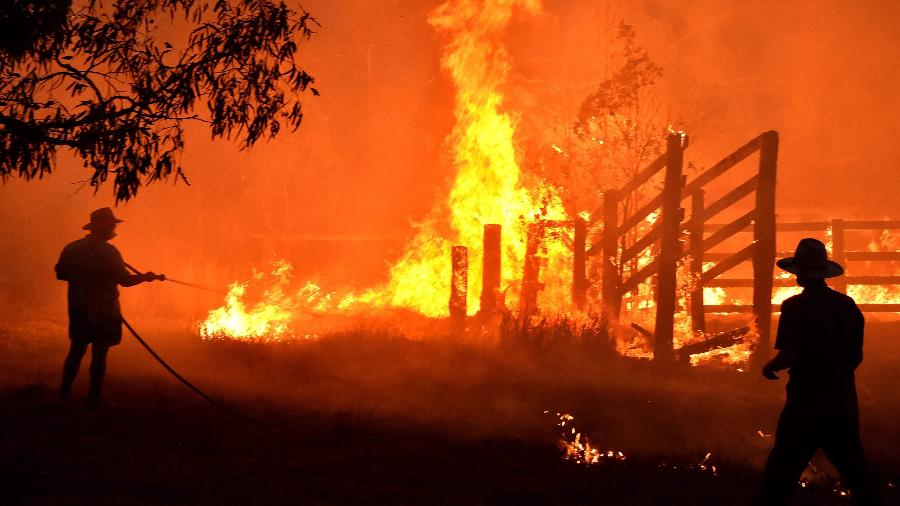 Fogo atinge propriedade a cerca de 350km de Sydney, na Austrália - PETER PARKS / AFP