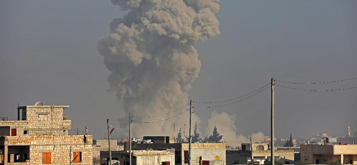 Fumaça é avistada após ataque aérea na cidade de Saraqib, na Síria - Omar Haj Kadour/AFP