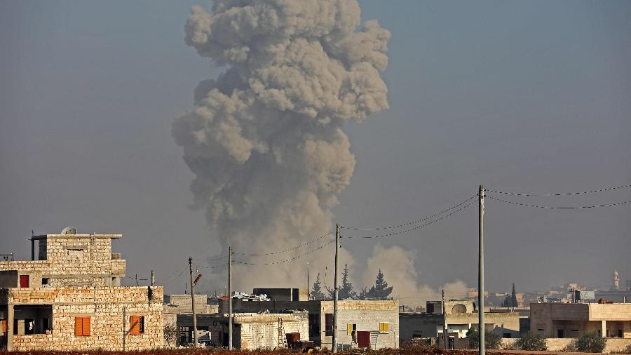 19.dez.2019 - Fumaça é avistada após ataque aérea na cidade de Saraqib, na Síria - Omar Haj Kadour/AFP