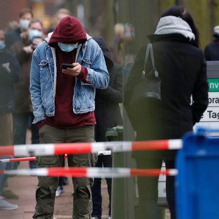 20.mar.2020 - Pessoas com máscaras de proteção contra o coronavírus em ruas de Berlim, na Alemanha - Odd ANDERSEN / AFP