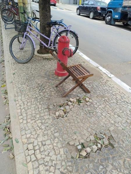 Cadeira foi colocada no local onde banco foi retirado pela prefeitura de cidade no ES - Reisla Altoé