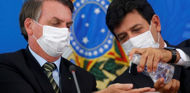 Presidente Jair Bolsonaro ao lado do ministro da Saúde, Luiz Henrique Mandetta, durante entrevista coletiva sobre coronavírus