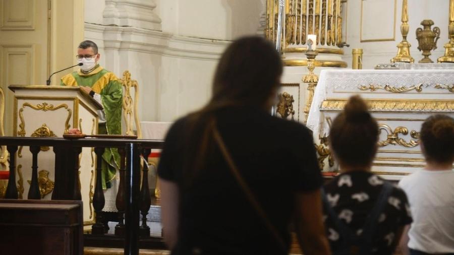 Igreja Matriz de Nossa Senhora da Glória, no Largo do Machado, volta a celebrar missas com a presença de fiéis - Tânia Rêgo/Agência Brasil