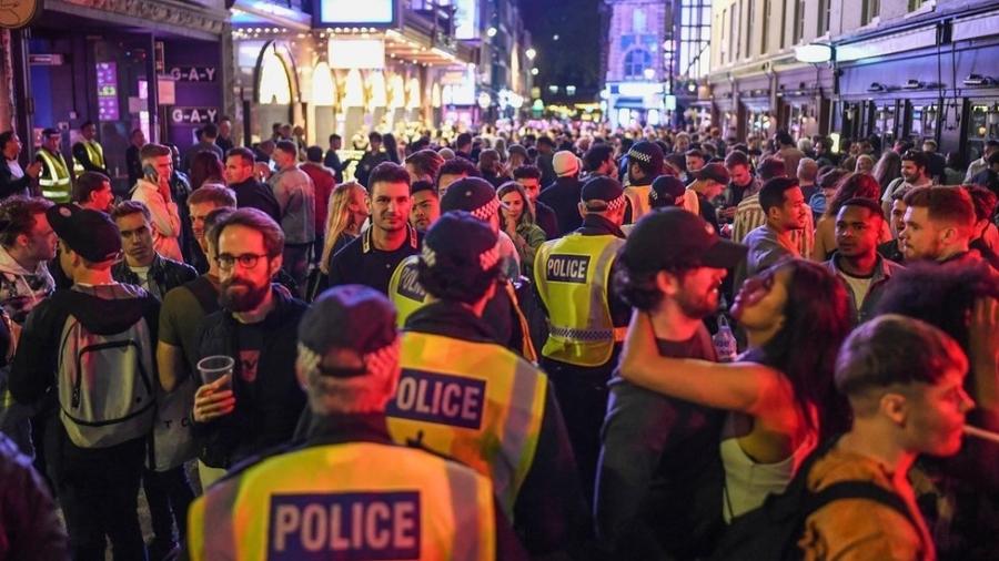 Reabertura de bares atraiu uma multidão no Soho, no centro de Londres - Getty Images