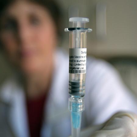 20.set.2006 - Enfermeira mostra vacina em laboratório da Universidade de Minnesota, em Minneapolis - Getty Images