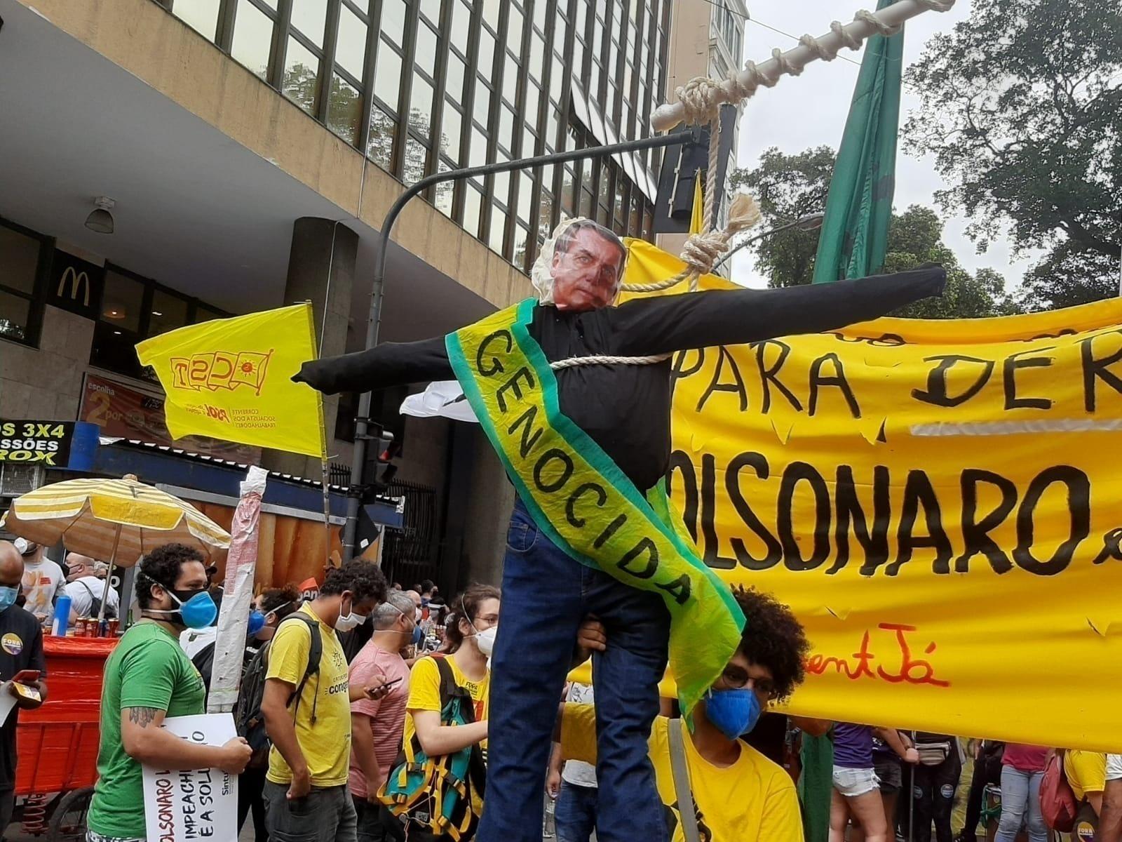 7.set.2021 - No centro do Rio de Janeiro, manifestantes contrários ao presidente Jair Bolsonaro (sem partido) se reúnem no "Grito dos Excluídos" e levam um boneco do presidente, com uma faixa onde se lê "genocida" - Marcela Lemos/UOL