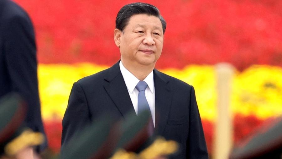 O presidente da China, Xi Jinping, em cerimônia no Monumento aos Heróis do Povo na Praça da Paz Celestial - Carlos Rawlins/Reuters