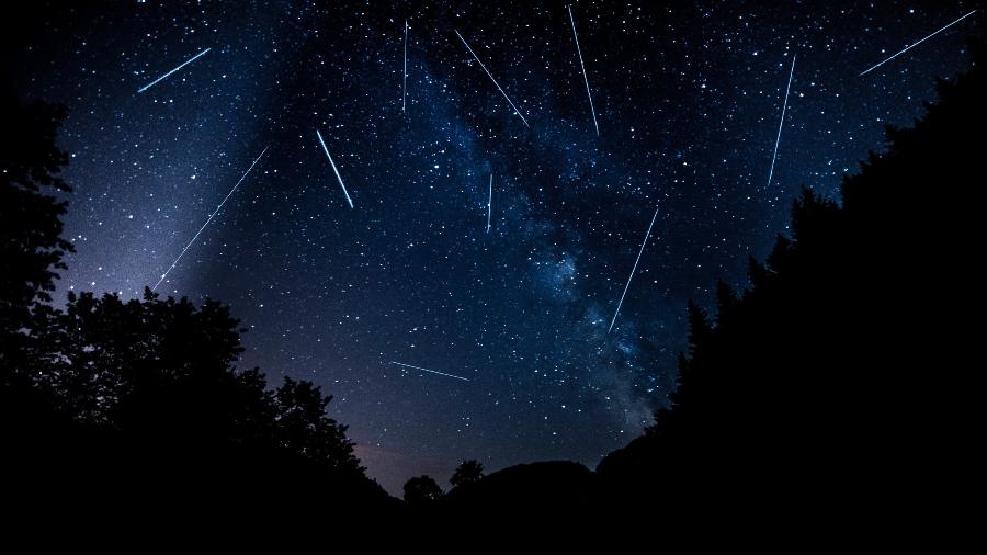 Chuva de meteoros em céu noturno em foto de longa exposição - Getty Images