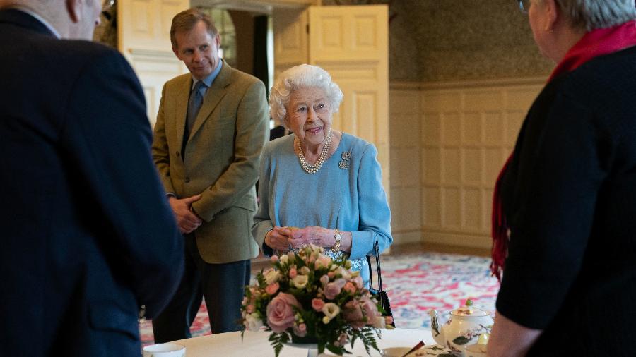 A rainha Elizabeth II conversa com aposentados do Sandringham Estate durante recepção no salão de baile da Sandringham House, a residência da rainha em Norfolk - JOE GIDDENS/AFP