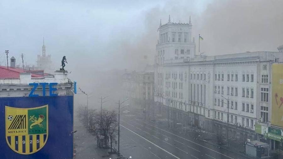 2.mar.2022 - Câmara Municipal de Kharkiv atacada - Reprodução/Facebook/Roman Semenukha