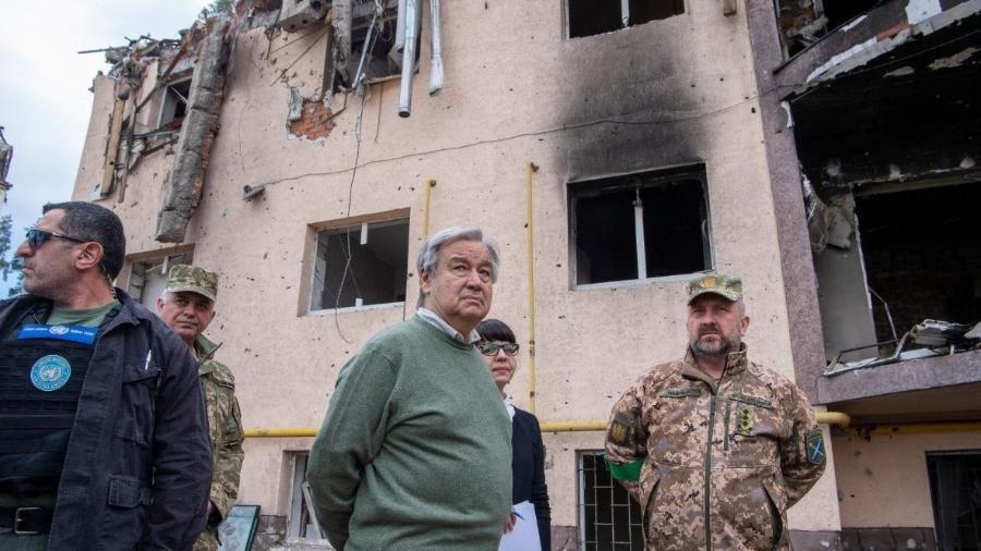 28.abr.2022 - Após visita a cidades na região de Kiev, o secretário-geral da ONU, António Guterres (ao centro), publicou mensagem em que disse que "guerra é má" - Reprodução/Twitter/antonioguterres
