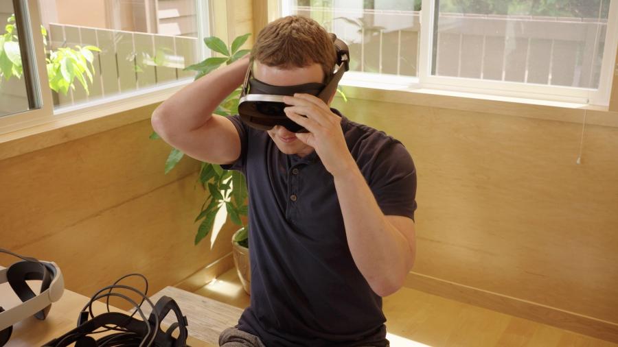 Mark Zuckerberg veste o Holocake, um dos protótipos de óculos de realidade virtual da Meta  - Divulgação/Meta