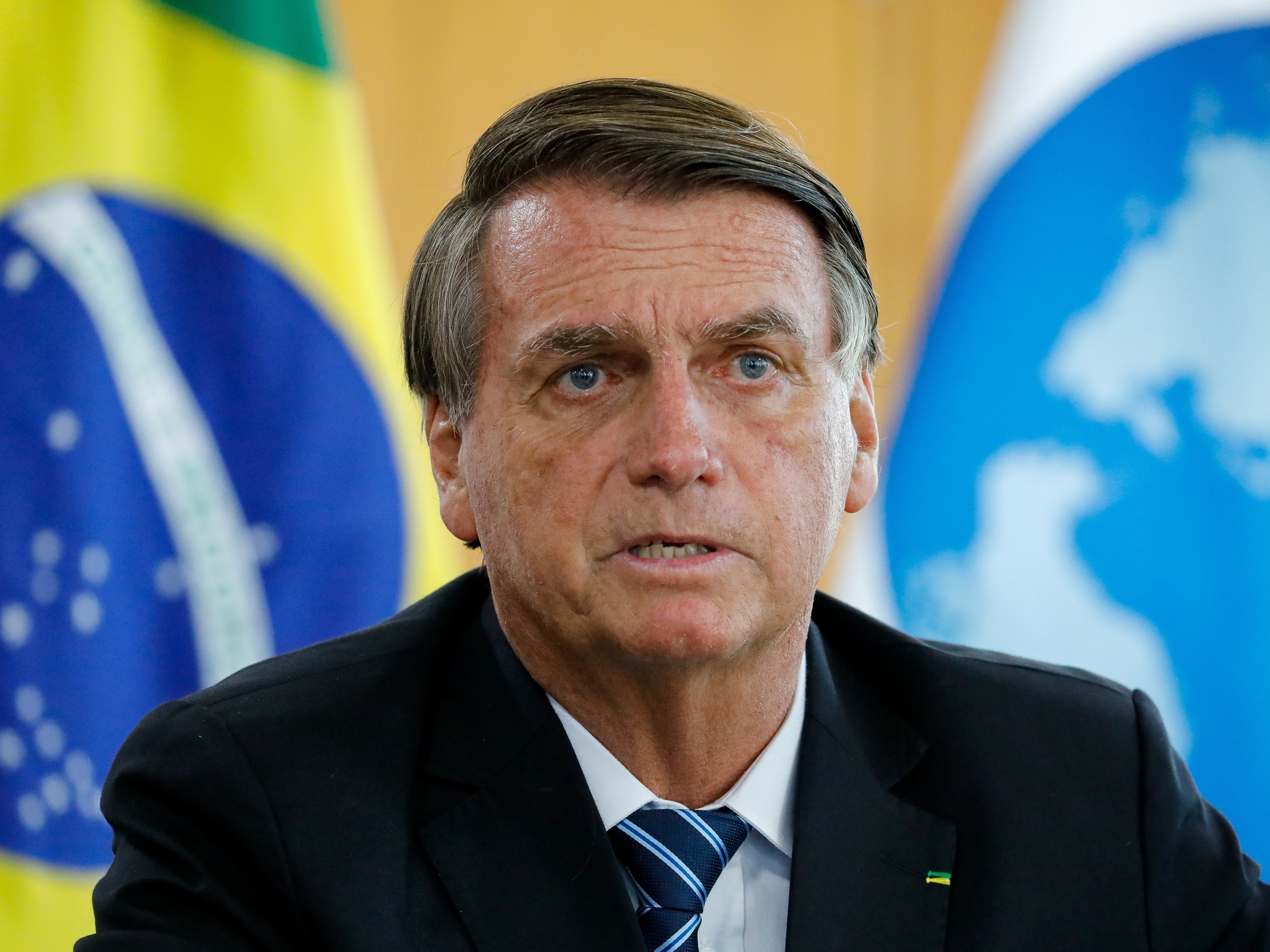 Acuado e sem respaldo de militares para golpismos, Bolsonaro acena à PM