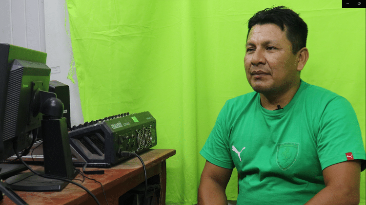 Carlos Franco Rojas, 39, membro do povo indígena peruano Shipibo-Conibo, e fundador da Rádio e TV Shipibo Digital em 2018 - Carlos Minuano/UOL - Carlos Minuano/UOL