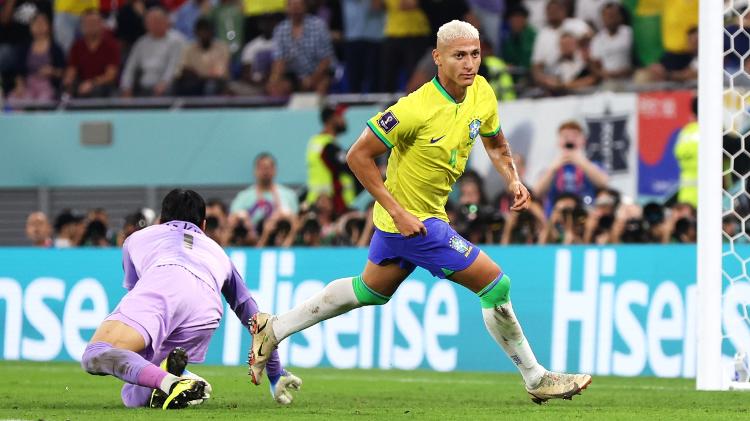 Richarlison, de la selección de Brasil, tras el tercer gol ante Corea del Sur en el Mundial de Qatar 2022;  De fondo, un anuncio de HiSense -- Maddie Meyer/FIFA/Getty Images -- Maddie Meyer/FIFA/Getty Images