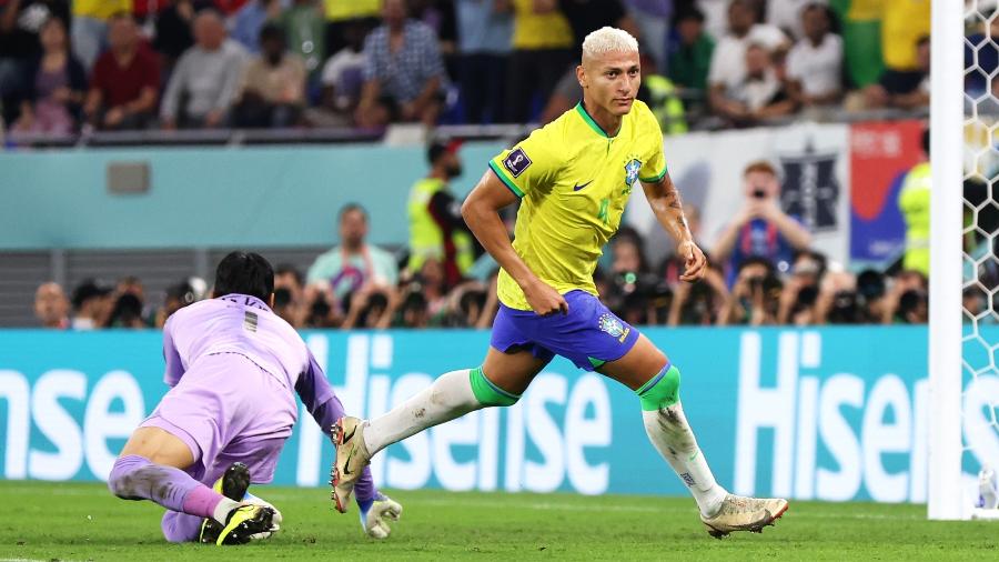 Richarlison, da Seleção Brasileira, após o terceiro gol contra a Coreia do Sul; ao fundo, o anúncio da HiSense, que é uma gigante chinesa do ramo de TVs - Maddie Meyer/FIFA/Getty Images