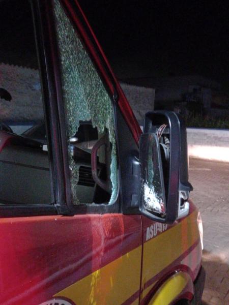 Janela de viatura dos bombeiros foi quebrada ao receber tiros - Divulgação/Corpo de Bombeiros Militar de Santa Catarina