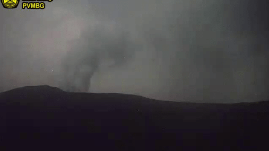 Vulcão Anak Krakatau, na Indonésia, entrou em erupção e expeliu coluna de cinzas  - Reprodução/Magma Indonesia