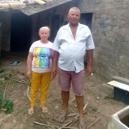 José Silvestre da Silva e a esposa Maria Correia: casa ao fundo está escorada por paus em Craíbas