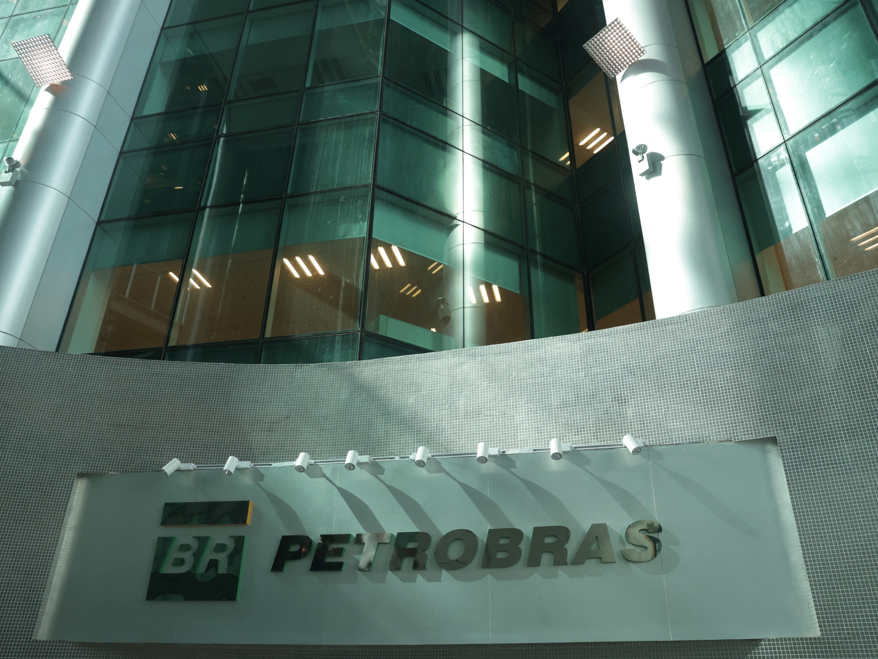 Ações da Petrobras atingem pico histórico em meio à guerra em Israel