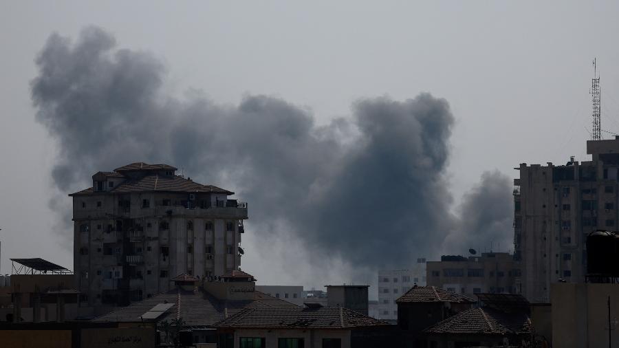 Fumaça toma conta do céu na Faixa de Gaza em meio a ataques de Israel