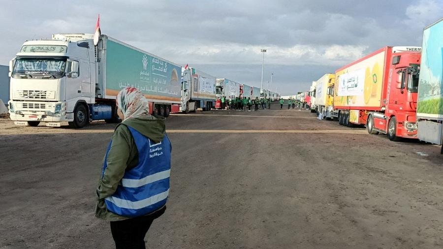 Caminhões que transportam ajuda humanitária de ONGs egípcias para os palestinos aguardam a reabertura da passagem de Rafah, no lado egípcio, para entrar em Gaza