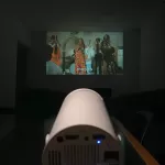 Este projetor transformou minha sala num cinema, e está com 15% de desconto