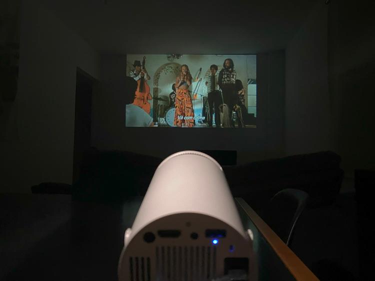 Projetor Magcubic transformou minha sala em um cinema