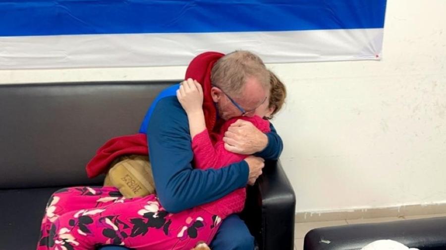 Foto da reunião da israelense Emily Hand, de 9 anos, com o seu pai; garota ficou 50 dias sequestrada pelo Hamas